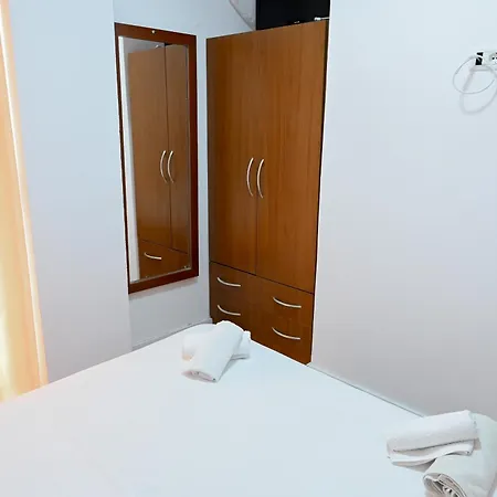 Hotel Kriti Max , Shengjin מלון